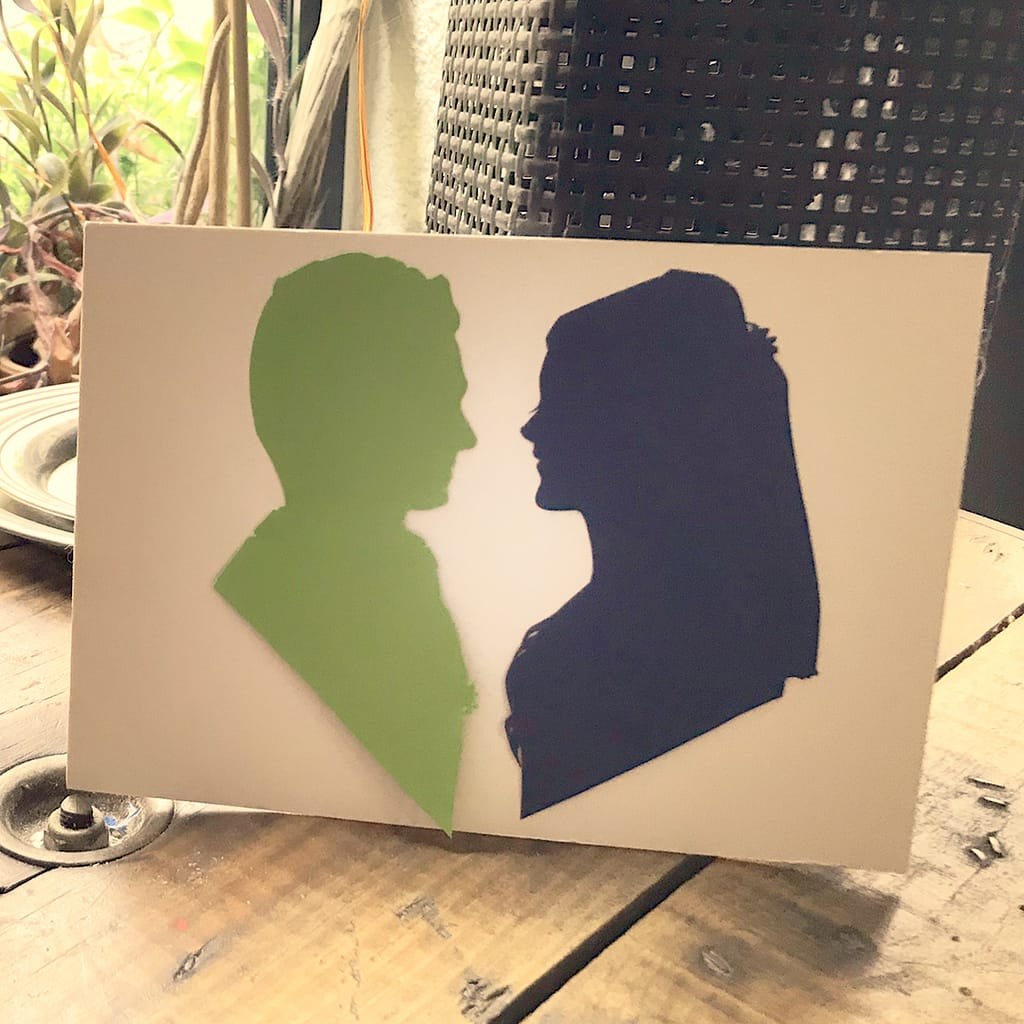 Exemples de silhouettes des mariés présentés ensemble sur la feuille. Une idée originale pour un mariage.